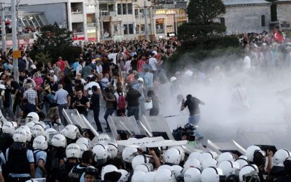 Istanbul, la polizia disperde i manifestanti con gli idranti