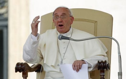 Papa Francesco: "Fa male vedere preti su auto di lusso"