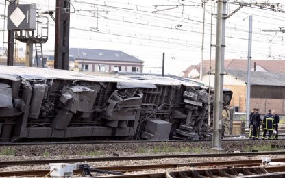 Deraglia un treno vicino Parigi: 6 morti e decine di feriti