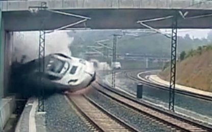 Santiago de Compostela, treno a folle velocità: 80 morti