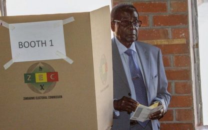Mugabe eletto presidente dello Zimbabwe per la settima volta