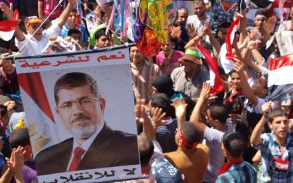 Egitto, blindati bloccano manifestanti pro-Morsi