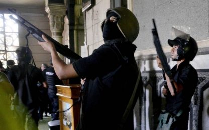 Il Cairo, la polizia sgombera la moschea al Fatah