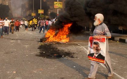 Egitto: decine di morti in scontri tra pro Morsi e militari