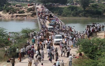 India, ressa sul ponte vicino a un tempio: almeno 115 morti