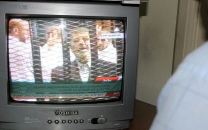 Cairo, la sfida di Morsi: "Processo farsa, resto presidente"