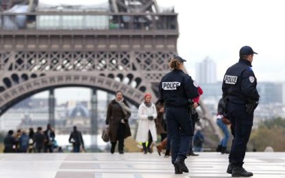 Parigi, caccia all'attentatore: fermato un sospetto