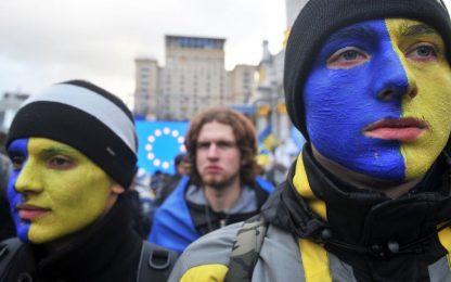 Ucraina: la polizia carica. Timoshenko: restate in piazza