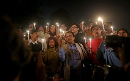 India, minore violentata e bruciata viva. Migliaia in piazza