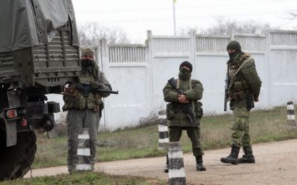 Crimea, soldati russi assaltano base ucraina. Poi il ritiro