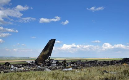 Ucraina, aereo abbattuto. Poroshenko: puniremo i terroristi