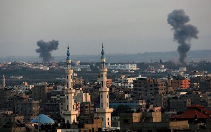 Gaza, nuovi raid israeliani. Razzi di Hamas su Tel Aviv