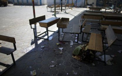 Israele: "La tregua è lontana". Colpita una scuola a Gaza
