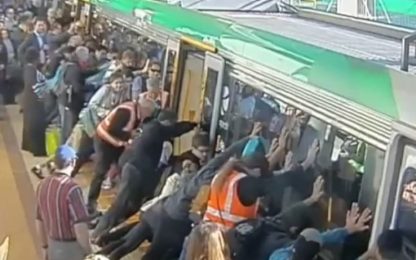 Uomo resta intrappolato, altri passeggeri spostano il treno