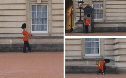 Balla a Buckingham Palace: guardia finisce sotto inchiesta