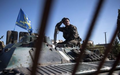 Ucraina, la tregua vacilla: un morto. Berlusconi accusa Nato