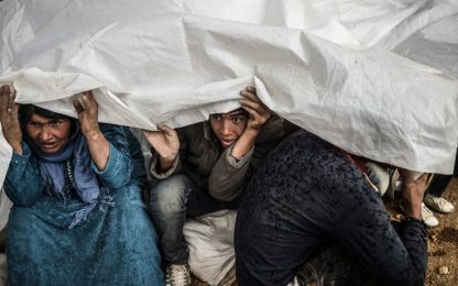 Siria, scontri tra curdi e jihadisti. Turchia: ok intervento