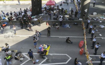 Hong Kong, uomini mascherati assaltano le barricate