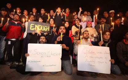 Pakistan, strage di studenti in una scuola: 141 morti