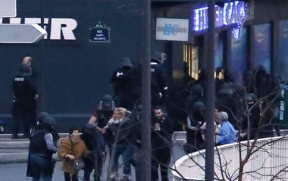 Francia, doppio blitz: uccisi i killer. Morti 4 ostaggi