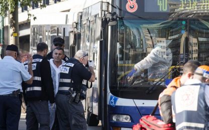 Tel Aviv, pendolari pugnalati sul bus: fermato attentatore