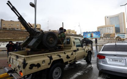 Libia, bomba Isis distrugge stazione di polizia a Tripoli