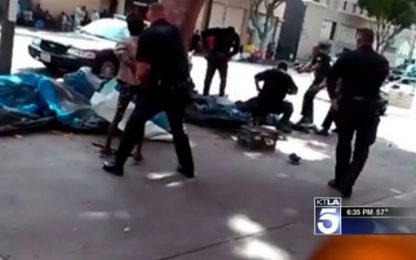 Los Angeles, polizia spara e uccide un senzatetto
