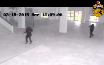 Tunisi: spunta il video dei terroristi che entrano nel museo
