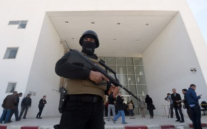 Tunisi, nuovo video shock: il blitz della polizia al Bardo