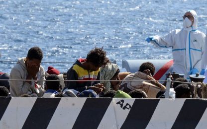 Migranti, Ue contro scafisti: si pensa a missione militare