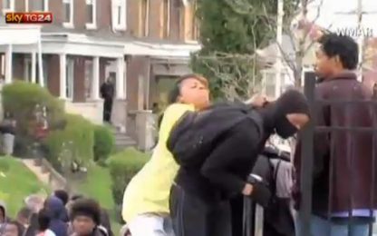 Baltimora, madre picchia figlio durante le proteste: VIDEO