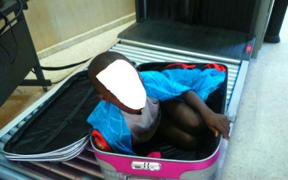 Adou, il "bimbo nella valigia", ha riabbracciato la madre