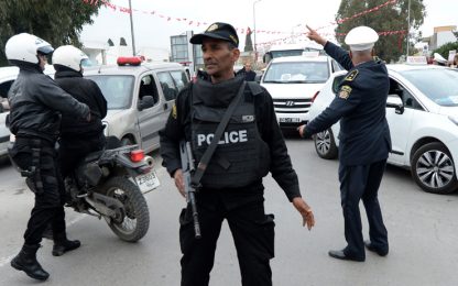 Tunisi, sparatoria in una base militare: sette morti