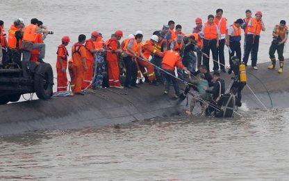 Cina: affonda traghetto, 5 morti e centinaia di dispersi
