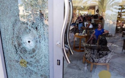 Tunisia, resort turistico sotto attacco: è strage