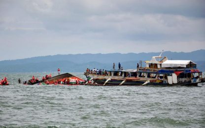 Filippine, si rovescia traghetto con 173 persone a bordo