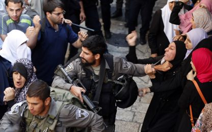 Israele, polizia nella moschea di Al-Aqsa. Scontri con palestinesi