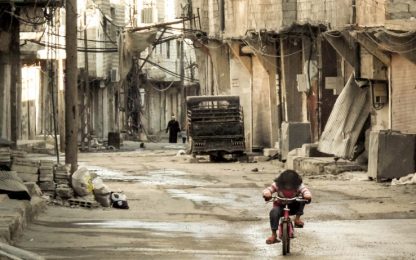 Siria, 5 anni di guerra. Mosca annuncia il ritiro ma i jet bombardano