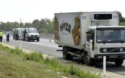 Austria, decine di migranti morti in un camion. Ue: "Serve subito unità"