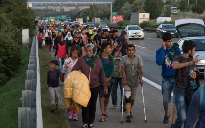 Ungheria, profughi in marcia a piedi verso l'Austria