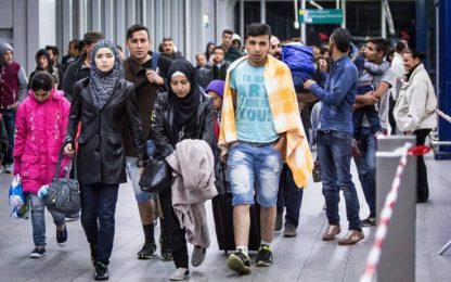 Germania pronta ad accogliere 500mila profughi all'anno. Juncker presenta piano Ue