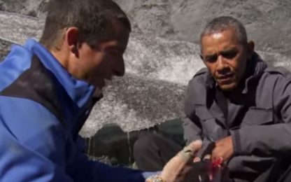 Obama in Alaska mangia la carcassa di un salmone