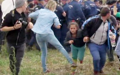 Ungheria, operatrice tv sgambetta profughi: licenziata