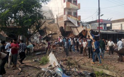 India, esplosione distrugge hotel-ristorante: 90 morti