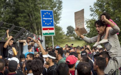 L'Ungheria chiude i confini e arresta i migranti. Merkel a Italia e Grecia: subito hotspot
