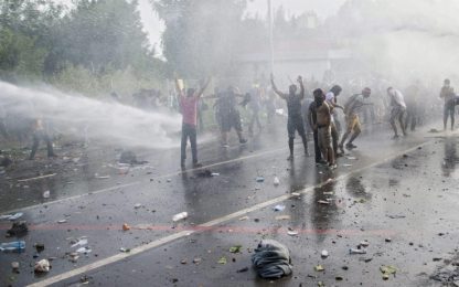 Migranti, scontri sotto il muro ungherese. In centinaia verso la Croazia