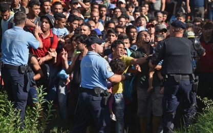 Migliaia di migranti raggiungono la Croazia. Zagabria: "Stop arrivi, siamo saturi" 
