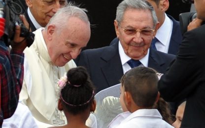 Il Papa a Cuba accolto da Raul Castro:  "Il mondo ha bisogno di riconciliazione"