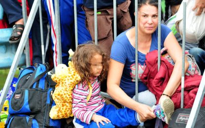 Migranti, naufragio in Grecia: muore una bimba. L'Ungheria richiama i riservisti