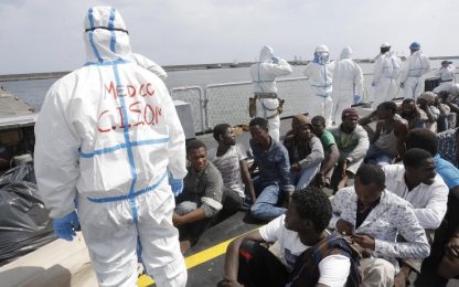 Migranti, traghetto urta barcone: 13 morti. Continua marcia verso Austria
